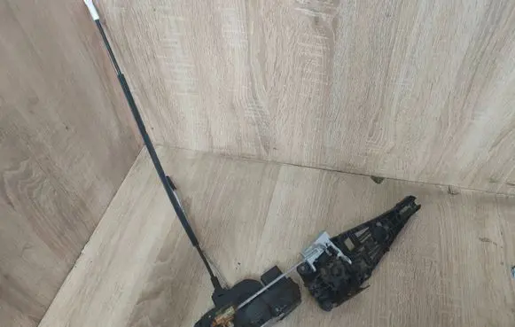 Opel Insignia A Front door lock 13503781