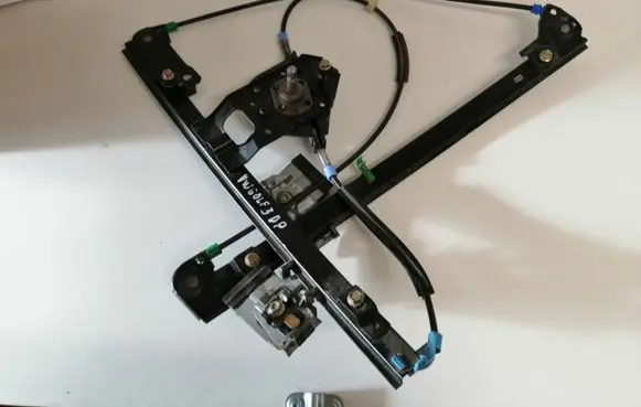 Volkswagen Golf III Front door manual window regulator 1H0837402