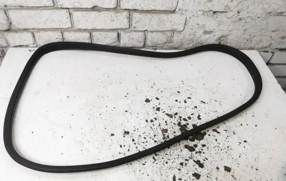 Rear door rubber seal (on body)