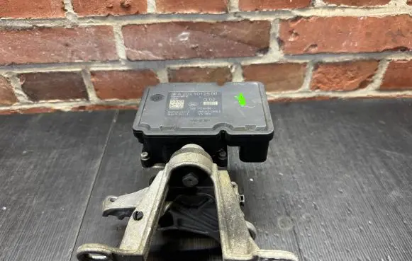 Mercedes-Benz C AMG W204 ABS Pump A2044312012 A2049012500
