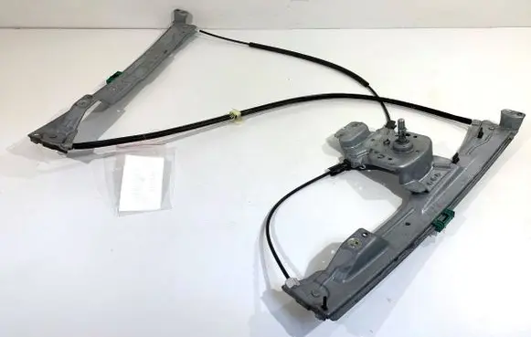 Renault Clio III Front door window regulator with motor 