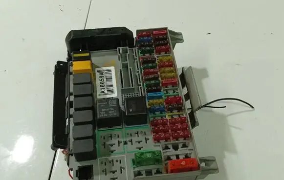 Opel Zafira A Fuse box set 90589965