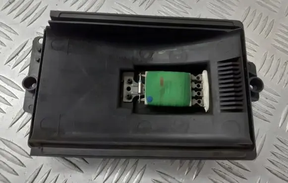 Volkswagen Golf IV Heater blower fan relay 