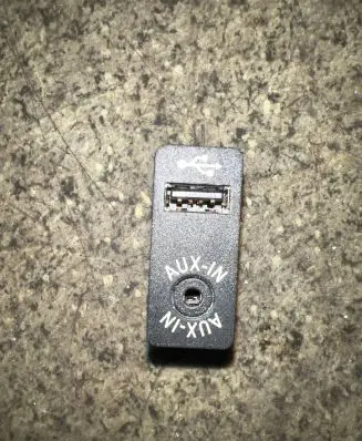 BMW 1 F20 F21 AUX in-socket connector 9229246 MDG50380