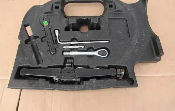 Mercedes-Benz ML W166 Tool set A1668990021