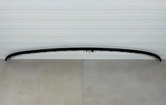 Rear bumper trim bar molding