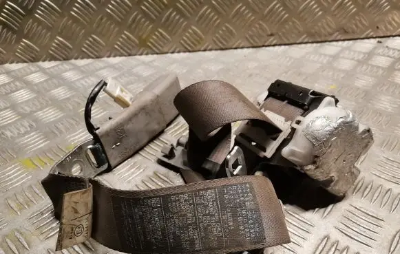 Middle seatbelt (rear)