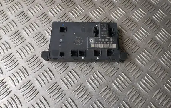 Mercedes-Benz C W203 Door control unit/module 2038205626