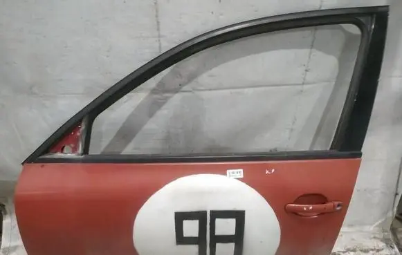 Volkswagen PASSAT B5 Front door RAUDONOS