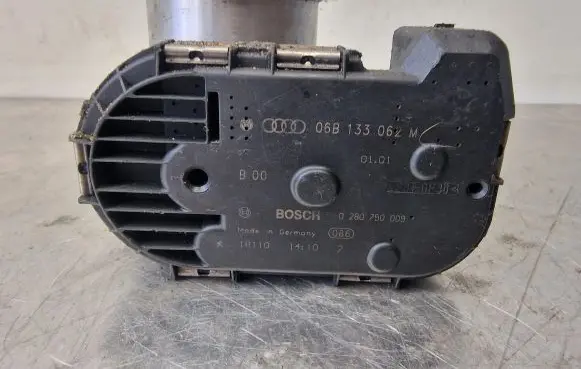 Audi A6 S6 C5 4B Throttle valve 06B133062M