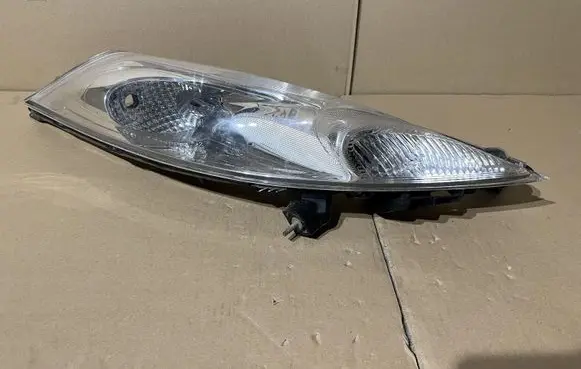 Nissan Juke I F15 Headlight/headlamp