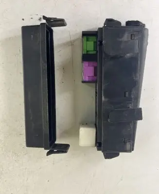 Opel Signum Relay mounting block ZF231