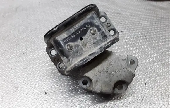 Citroen C4 I Engine mount bracket 9636270080