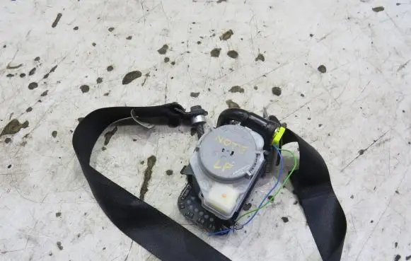 Nissan Note (E12) Front seatbelt