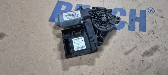 Skoda Octavia Mk2 (1Z) Front door window regulator motor 1T0959702S 5K0959792A 402303B