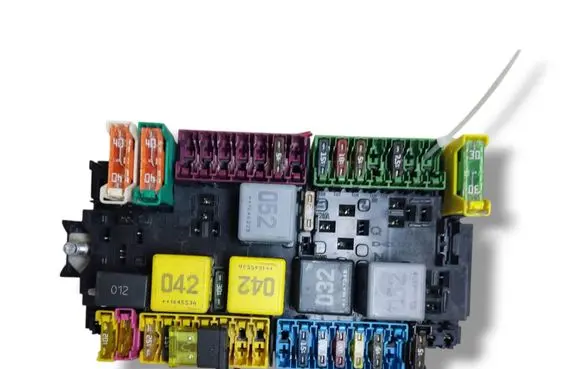 Mercedes-Benz B W246 W242 Fuse module A2469067100 33271312 YAP3694715