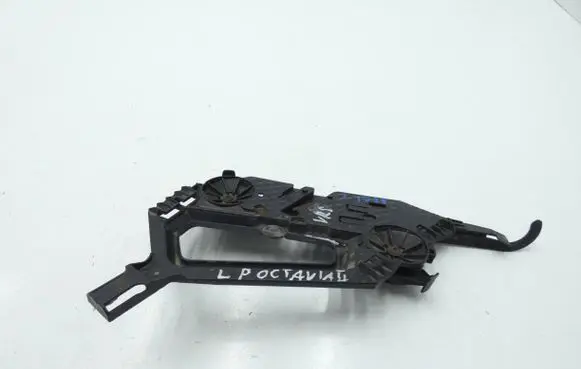 Skoda Octavia Mk2 (1Z) Headlight/headlamp mounting bracket 1Z0941339