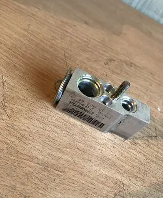 Mercedes-Benz R W251 Air conditioning (A/C) expansion valve A1648300084