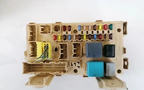 Toyota Avensis T250 Fuse box set 82641ca010f 82641-ca010-f