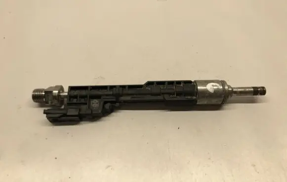 BMW M4 F82 F83 Fuel injector 7639994