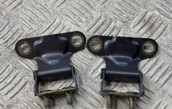 Toyota Avensis T270 Tailgate/trunk/boot hinge 6881005030 6881005040
