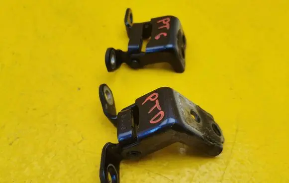 Honda HR-V Rear door lower hinge