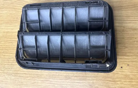 Opel Vivaro Quarter panel pressure vent 7700838358