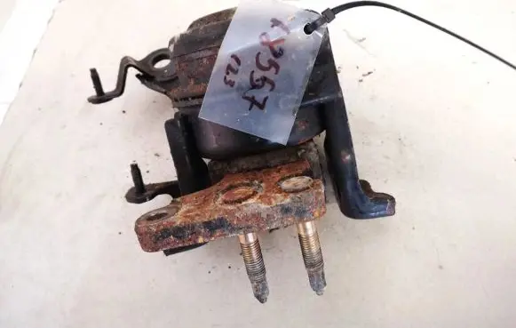 Toyota Avensis T250 Engine mount bracket