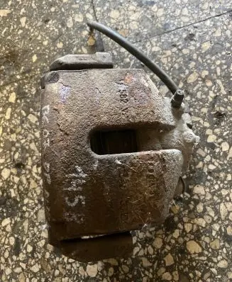 Volkswagen PASSAT B6 Front brake caliper
