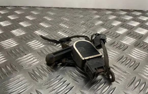 Headlight/headlamp level sensor