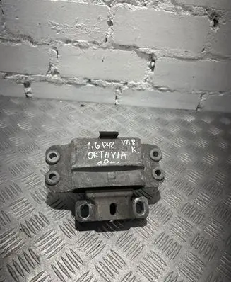 Skoda Octavia Mk2 (1Z) Engine mount bracket 1K0199555