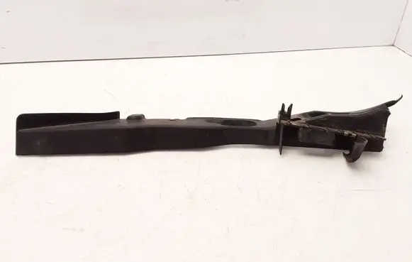Ford Focus Fender mounting bracket 8M51A02476 8M51A02476AB