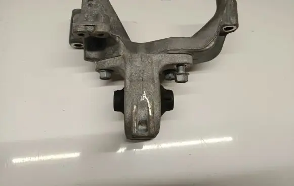Subaru Outback (BS) Engine mounting bracket 41022AL05B