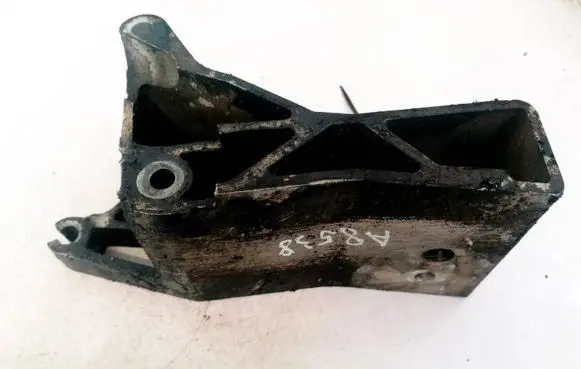 Volvo S60 Engine mounting bracket