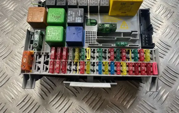 Opel Astra G Fuse box set 90504534