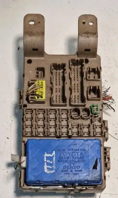 Toyota Corolla E120 E130 Fuse module 8264102040 MB2323008521