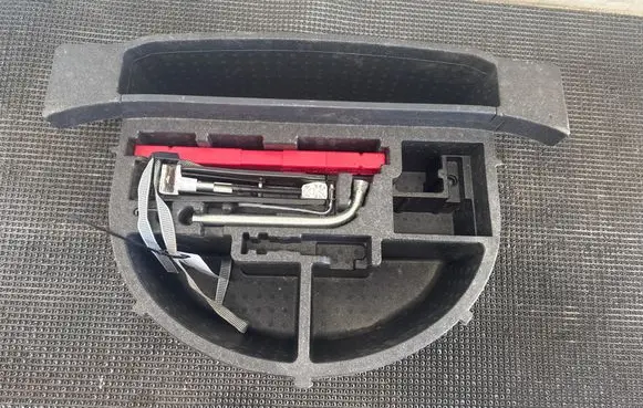 Volkswagen Up Tool set 12E863398B 12E863398 4D0012219A