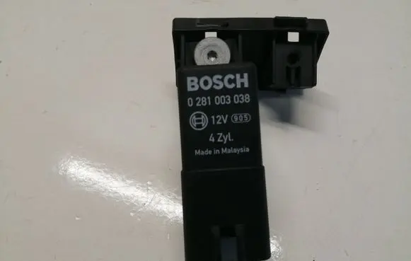 Skoda Octavia Mk2 (1Z) Glow plug pre-heat relay 0281003038 038907281D
