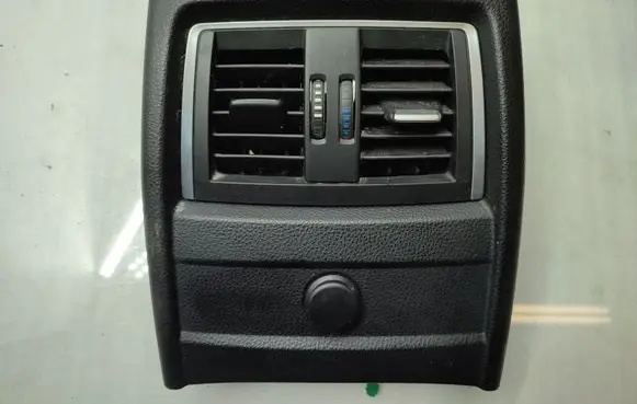 Rear air vent grill