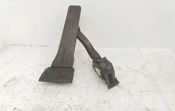 Accelerator throttle pedal