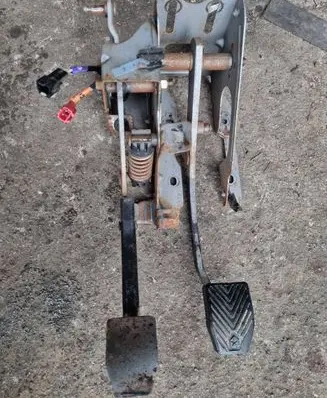 Mitsubishi Space Wagon Pedal assembly 