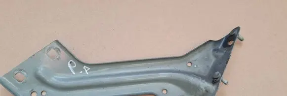 Audi Q5 SQ5 Fender mounting bracket 8R0821136