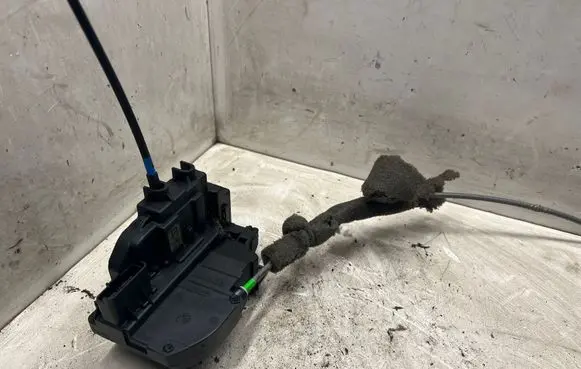 Nissan Qashqai+2 Front door lock 17111L