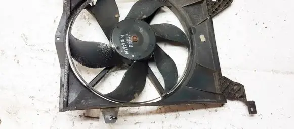 Radiator cooling fan shroud