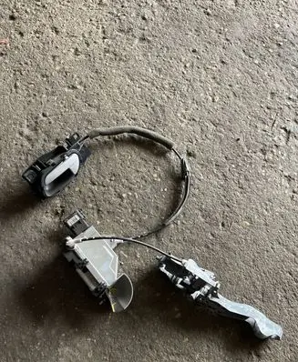 Citroen Berlingo Front door lock 828411