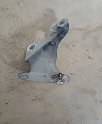 Audi Q7 4L Fender mounting bracket 4L0821135