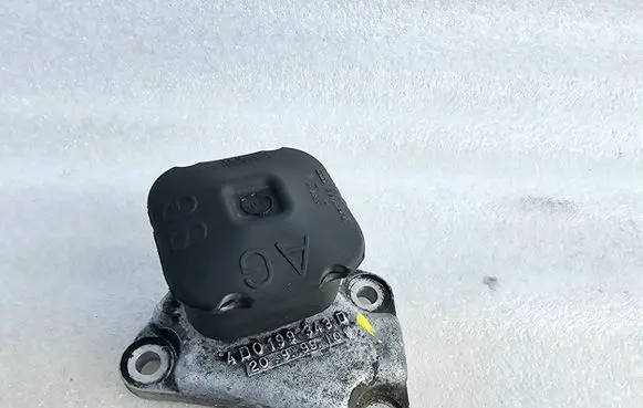 Audi A8 S8 D2 4D Engine mounting bracket 4D0199343d