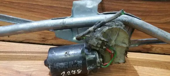 Volkswagen PASSAT B3 Wiper motor 0390245150 357955113b