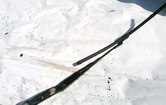 Volkswagen Golf VI Front wiper blade arm