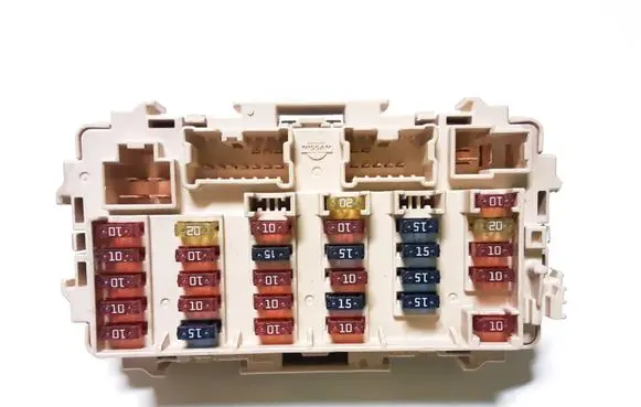 Nissan X-Trail T30 Fuse module A00288H7 A0028 2523079981